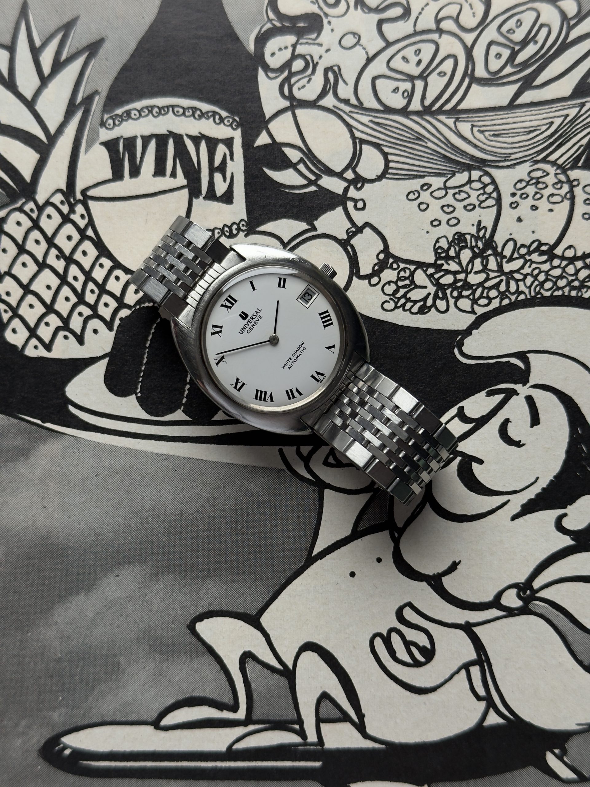Universal Genève White Shadow Automatic boitier tonneau