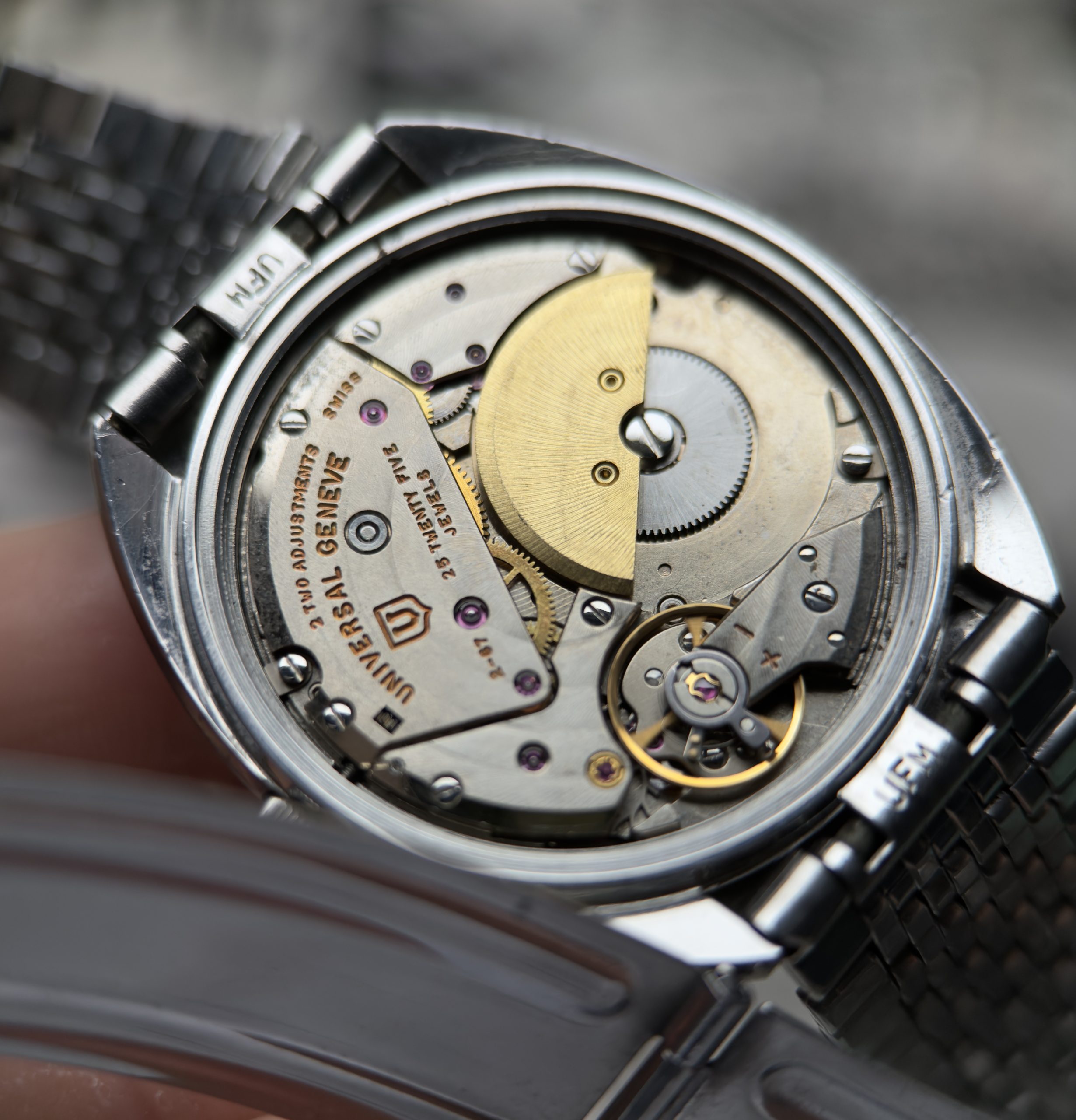 Universal Genève White Shadow Automatic boitier tonneau