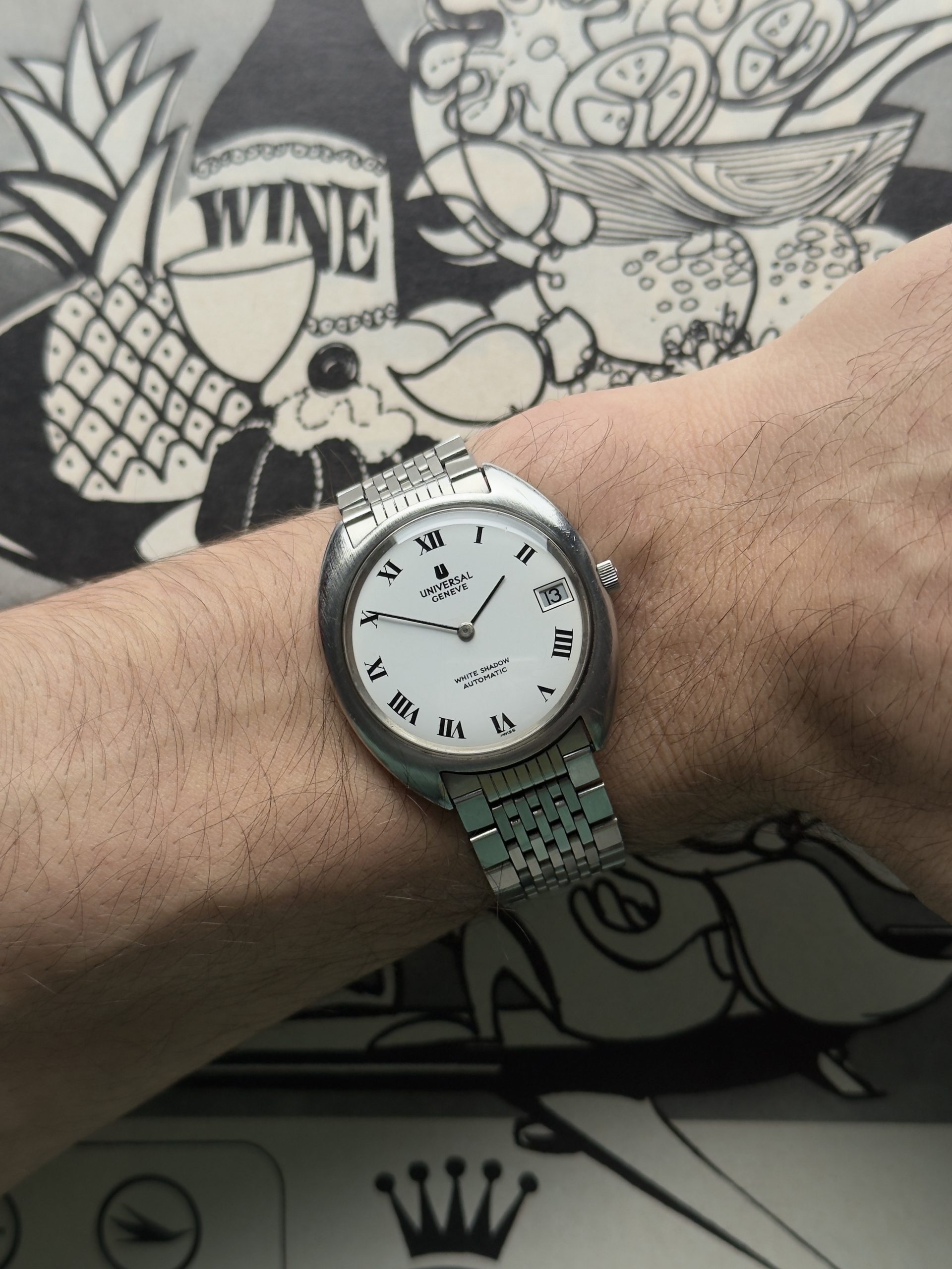 Universal Genève White Shadow Automatic boitier tonneau
