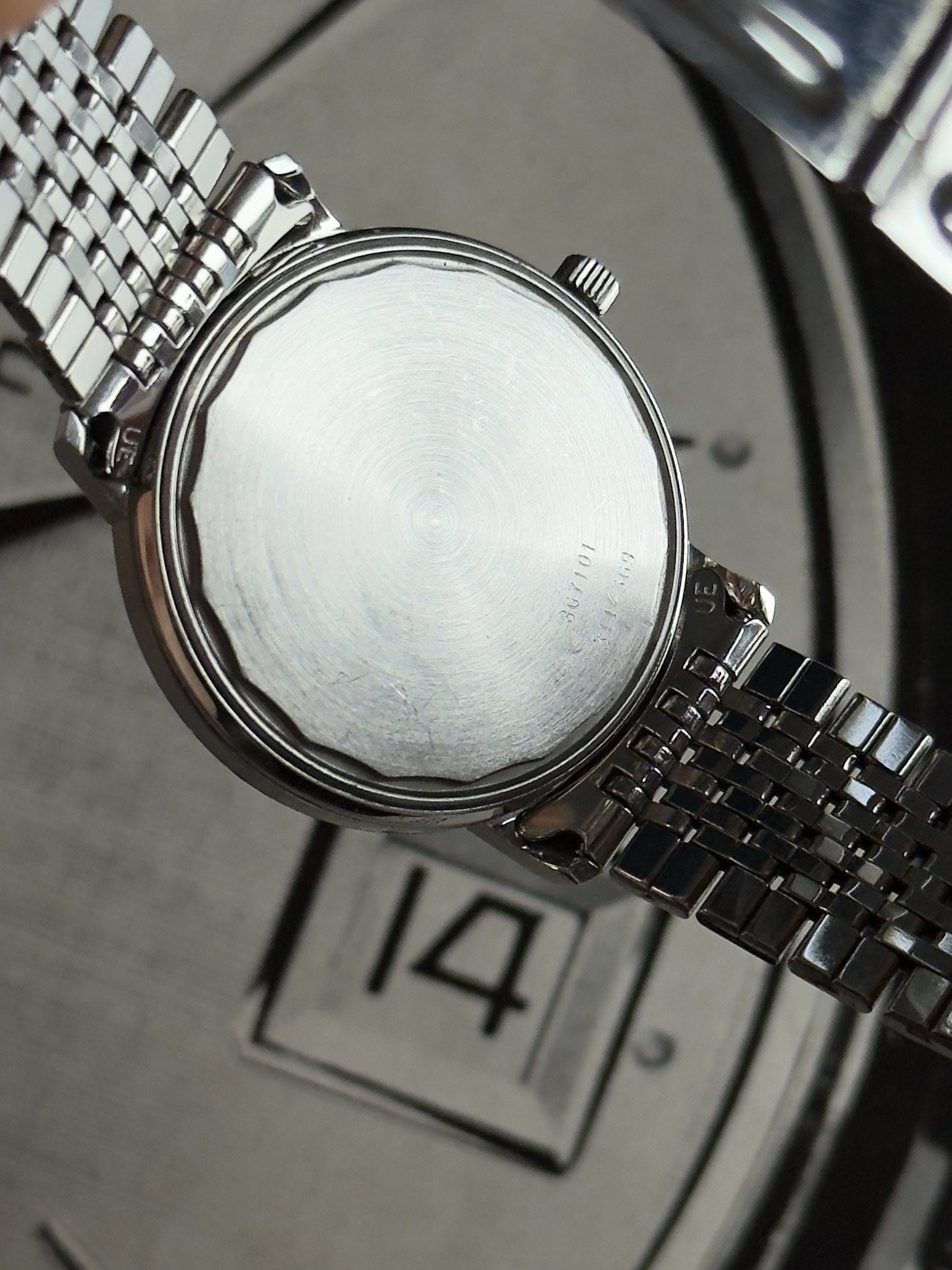 Montre Universal Genève White Shadow Automatic 867101