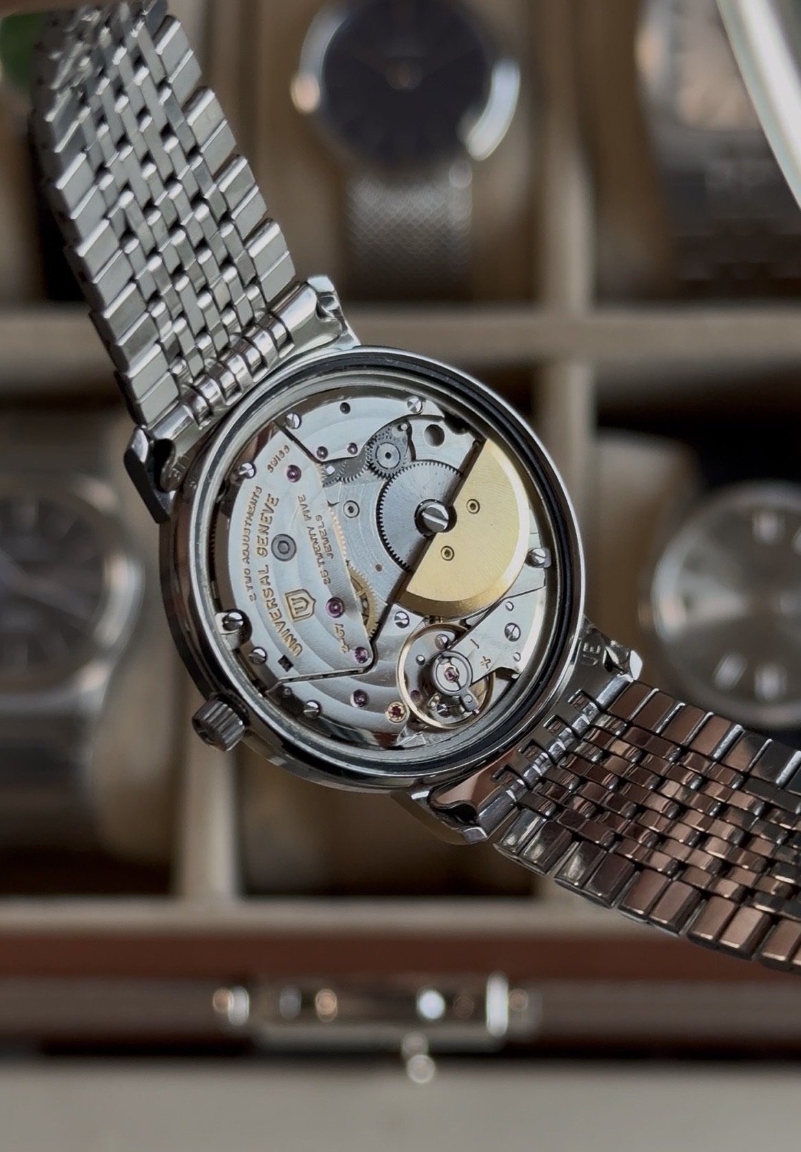 Montre Universal Genève White Shadow Automatic 867101
